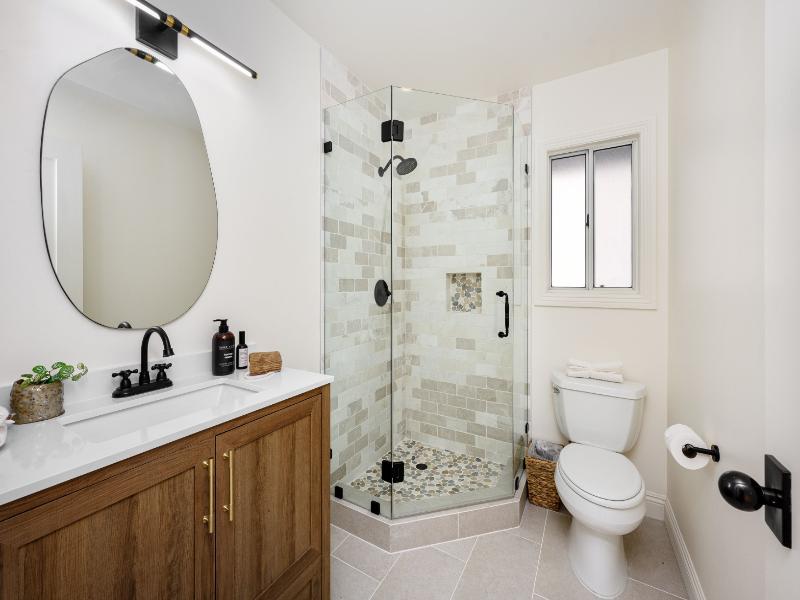 Who Offers Complete Bathroom Remodeling Near Garden City, MI?